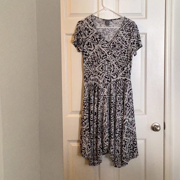 Kate & Mallory Dresses & Skirts - Kate & Mallory V-Neck Short Sleeve Hankerchief Hem Dress